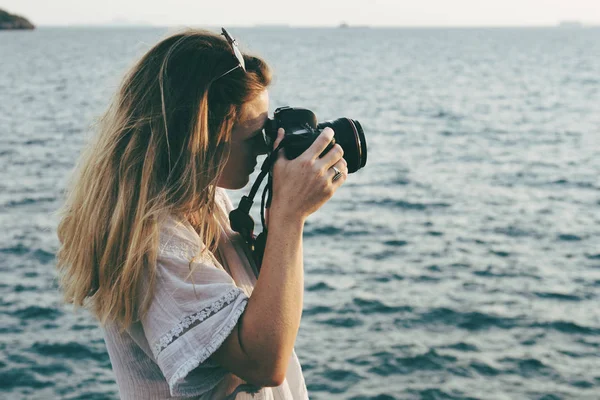 ビーチで撮影カメラを持つ女性が写真植字 — ストック写真