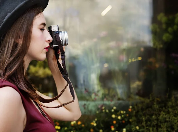 Fotografo Giornalista Donna Con Vecchia Macchina Fotografica Fotoset Originale — Foto Stock