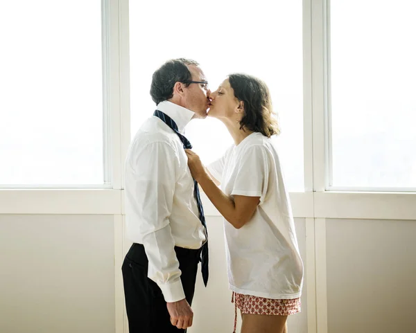 Kvinna Kysser Man Adjö Morgonen Ursprungliga Fotosätta — Stockfoto
