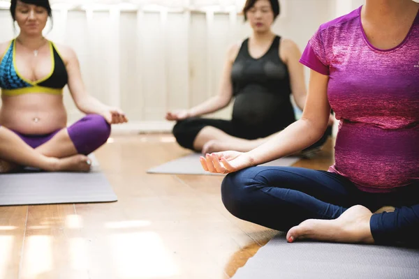 Mujeres Embarazadas Multiétnicas Pose Loto Clase Yoga Fotoset Original — Foto de Stock