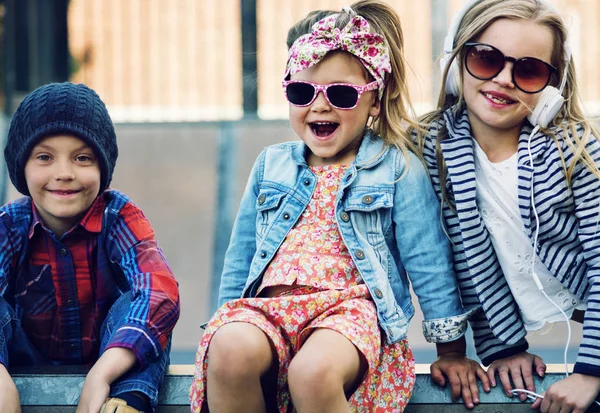 Groupe d'enfants à la mode — Photo