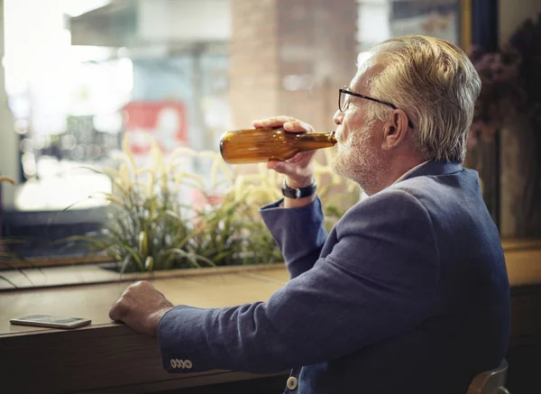 Homme Âgé Dégustant Une Boisson Bière Pub Photoset Original — Photo