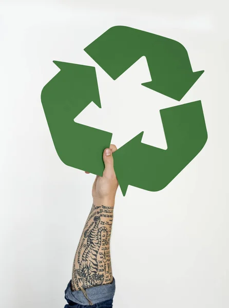 Homme tenant un symbole recyclable — Photo