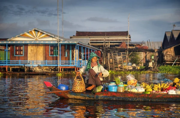 Venditore Locale Cambogiano Nel Villaggio Galleggiante Fotoinsieme Originale — Foto Stock