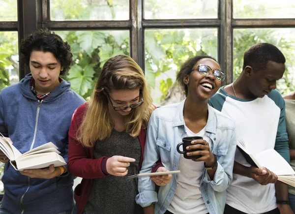 Diversiteit vrienden samen leren — Stockfoto