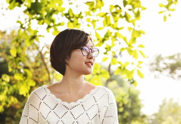 Una Donna Asiatica Nel Parco Fotoset Originale — Foto Stock