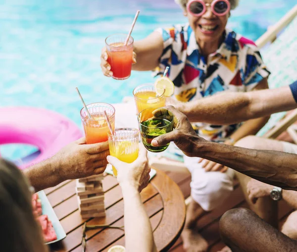 Grupo Adultos Mayores Diversos Disfrutando Bebida Junto Piscina Juntos Fotoset — Foto de Stock