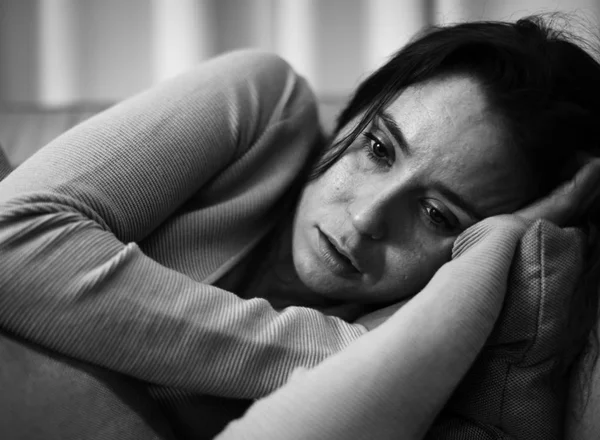 Депресивна Жінка Лежить Ліжку Оригінальний Фотосет — стокове фото