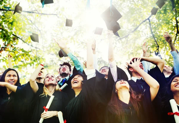 Abschlussschüler Werfen Hüte Die Luft Originelle Fotosets — Stockfoto