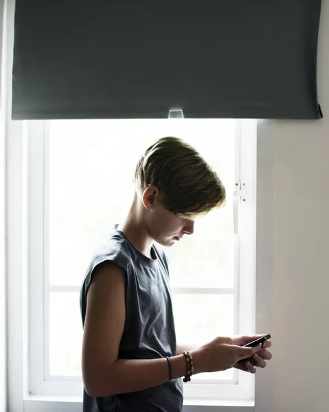 Joven Chico Caucásico Usando Teléfono Móvil Fotoset Original —  Fotos de Stock