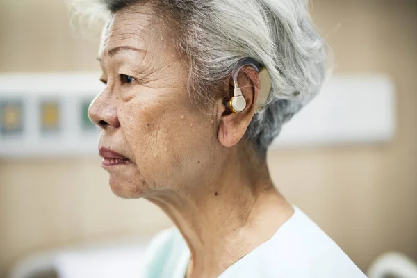 Μια Ηλικιωμένη Γυναίκα Ακουστικό Βαρηκοΐας Αρχικό Photoset — Φωτογραφία Αρχείου