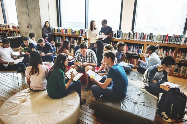 Mångfald Studenters Lärande Bibliotek Ursprungliga Fotosätta — Stockfoto