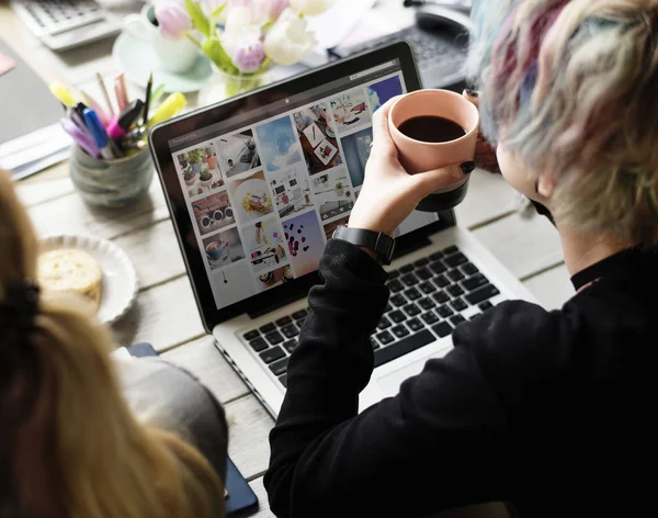 Colleagues Sitting Desk Drinking Coffee Original Photoset — Stock Photo, Image