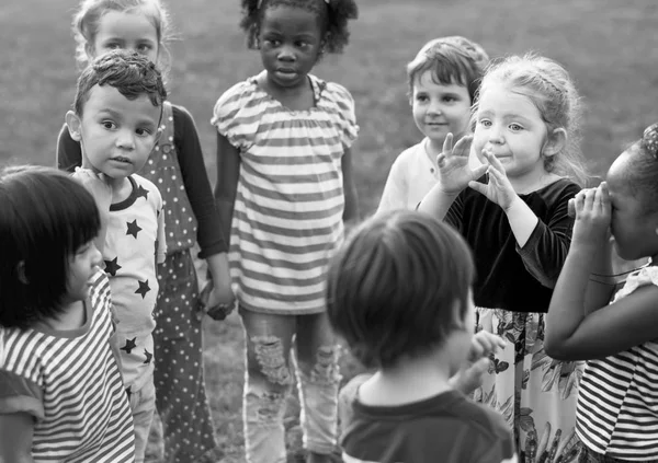 Gruppe Von Befreundeten Kindergartenkindern Beim Spielen Park Originelle Fotosets — Stockfoto