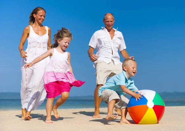 Familie Genießt Urlaub Strand Originelle Fotosets — Stockfoto