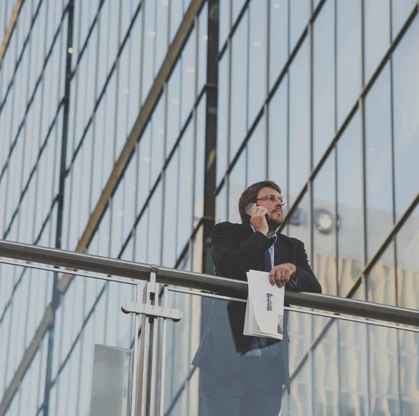 Uomo d'affari utilizzando smartphone. — Foto Stock