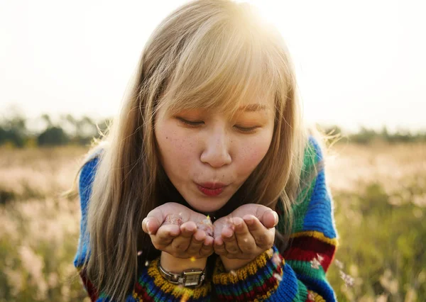 Asiatisk Kvinna Blåser Blomblad Hennes Händer Ursprungliga Fotosätta — Stockfoto