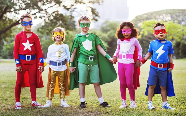 Super-heróis alegre crianças jogar — Fotografia de Stock