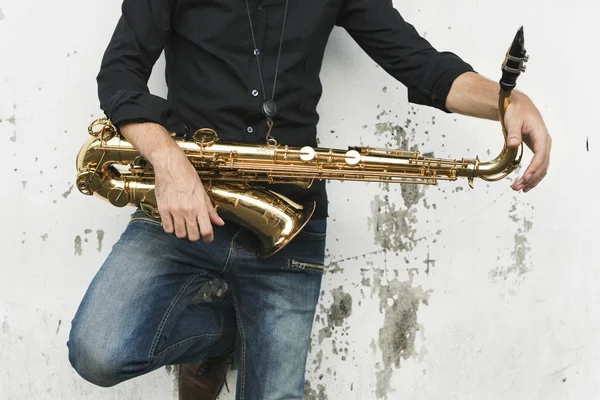 Un musicien avec son saxophone — Photo