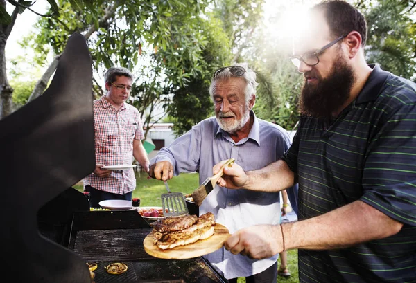 Hombres Ayudando Cocinar Filete Casero Fiesta Verano Bakcyard Fotoset Original —  Fotos de Stock