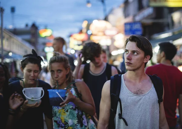 Skupina Turistů Těší Kbelík Nápoje Khao San Road Bangkok Thajsko — Stock fotografie