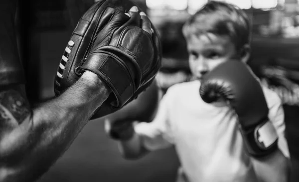 Ejercicio de boxeo de entrenamiento de niño —  Fotos de Stock