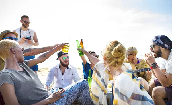 Amici Che Danno Una Festa Spiaggia Fotoset Originale — Foto Stock