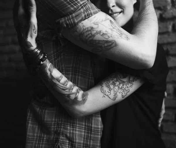 Coppia Tatuaggi Che Abbraccia Con Passione Fotoset Originale — Foto Stock