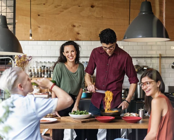 Vänner Lycka Njuter Dinning Äta Koncept Ursprungliga Fotosätta — Stockfoto