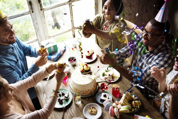 İnsanlar kullanarak parti Popper, bir doğum günü kutlaması, özgün photoset