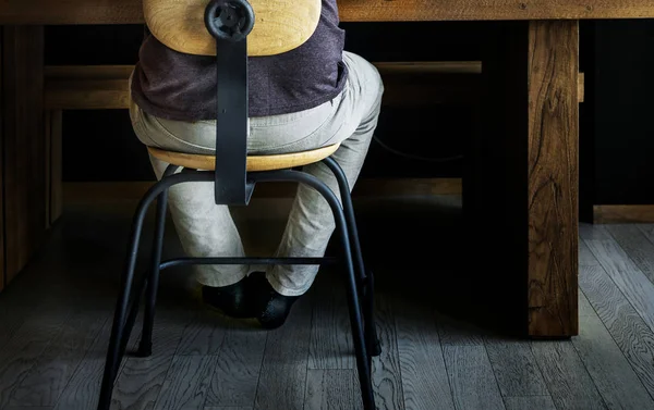 Beyaz adam çalışma ateş