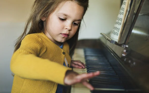 Adorable Fille Mignonne Jouant Sur Piano Photoset Original — Photo