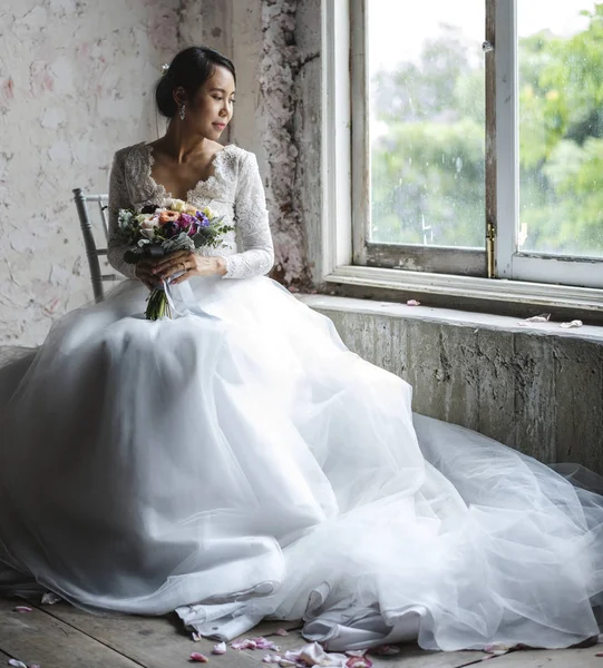 Nevěsta Svých Šatech Kyticí Sedí Okna — Stock fotografie