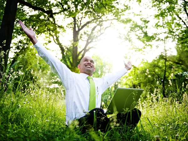 Zakenman Zitten Een Forest Met Zijn Laptop Originele Photoset — Stockfoto