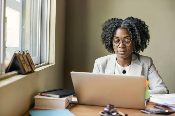 African Businesswoman Working Laptop Original Photoset — Stock Photo, Image