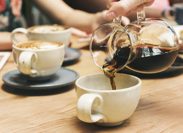 Amigos tomando café juntos — Foto de Stock