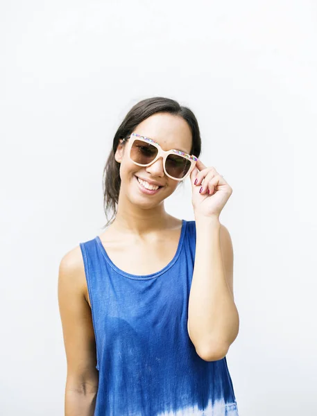Retrato Mujer Asiática Sonriendo Usando Gafas Sol —  Fotos de Stock