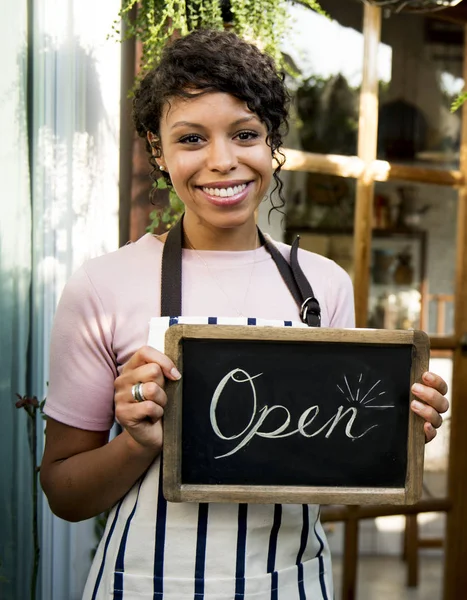 Yazı Tahtası Açılış Küçük Cafe Shop Orijinal Güzel Afrikalı Kadın — Stok fotoğraf