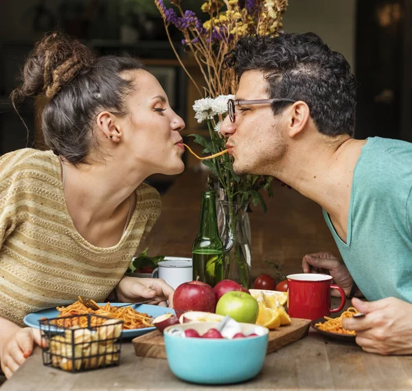 Par som äter romantisk middag — Stockfoto