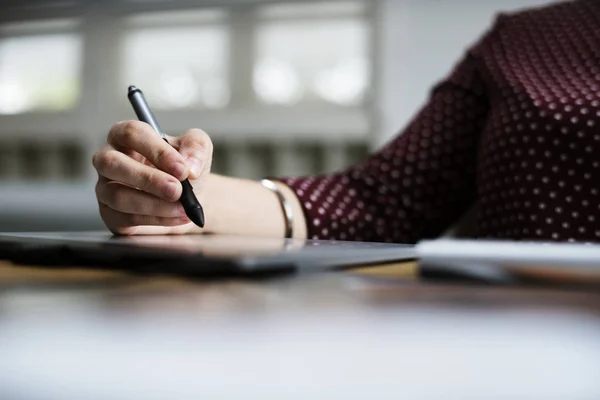 Nahaufnahme Der Hand Von Menschen Die Computer Arbeiten Originelle Fotosets — Stockfoto