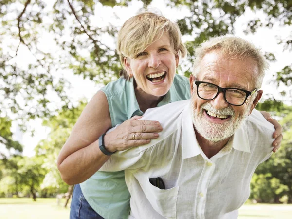 yaşlı çift, parkta eğleniyor orijinal photoset