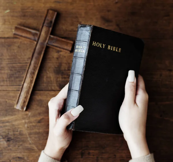 Manos Femeninas Sosteniendo Una Biblia Una Cruz Madera Fotoset Original —  Fotos de Stock