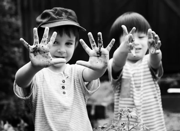 Дети Веселятся Грязью Руках Оригинальный Фотосет — стоковое фото