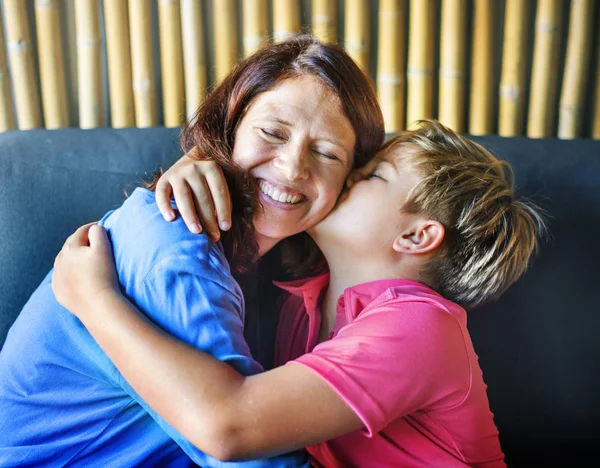 Glückliche Mutter Mit Sohn Hause Junge Küsst Mutter Originelles Konzept — Stockfoto