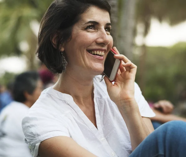Una Mujer Adulta Hablando Por Teléfono Parque Fotoset Original — Foto de Stock