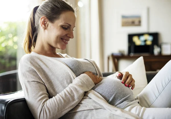 Glad Gravid Kvinna Som Sitter Soffan Hemma Original Fotosätta — Stockfoto