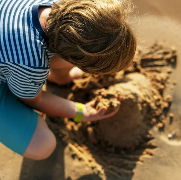 Маленький Хлопчик Грає Пісок Березі Моря Оригінальний Фотосет — стокове фото