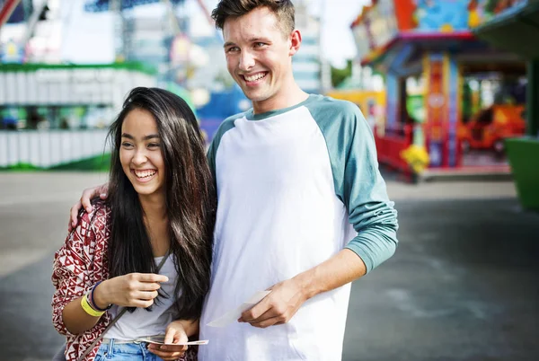 Jong koppel daten — Stockfoto