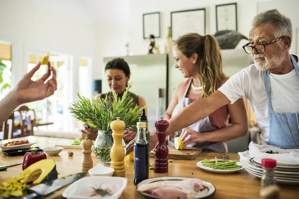 Groep Vrienden Koken Keuken Origineel Photoset — Stockfoto