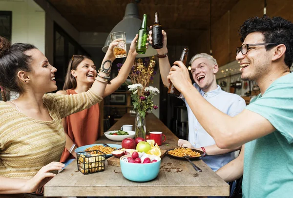 Amigos com cerveja e comida — Fotografia de Stock